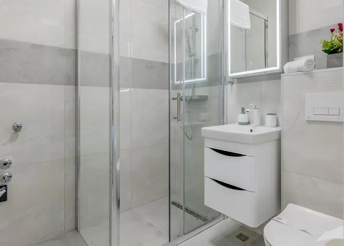 Luxury Evala トロギール