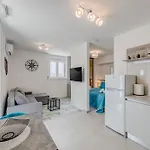 Luxury Evala شقة