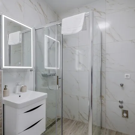 Luxury Evala Τρογκίρ