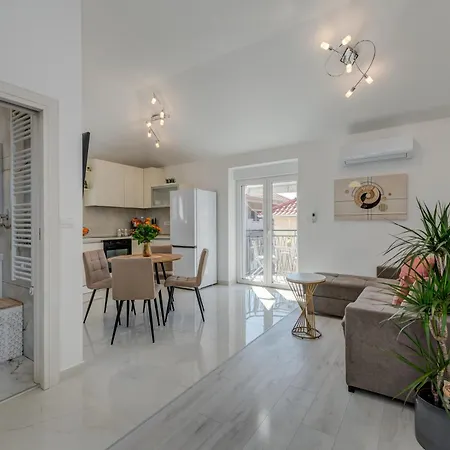 Luxury Evala Τρογκίρ