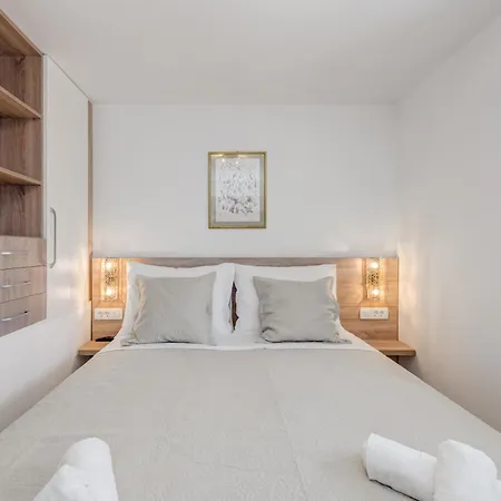 Luxury Evala * Τρογκίρ