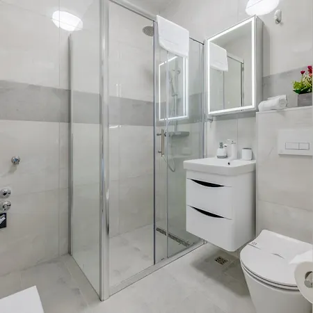 Luxury Evala Τρογκίρ